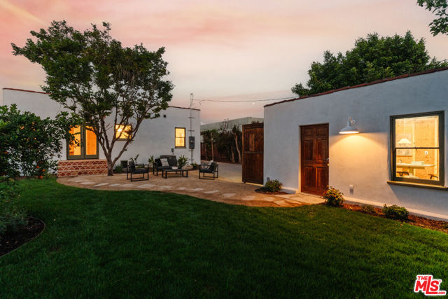 3029 S Norton Avenue, Los Angeles CA: https://media.crmls.org/mediaz/af1cc8a9-5fa5-440a-80fa-9571bf810b86.jpg