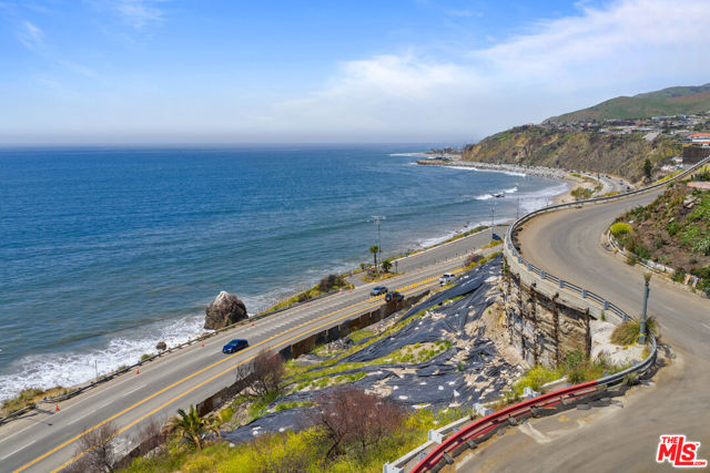 17900 Porto Marina Way, Pacific Palisades CA: https://media.crmls.org/mediaz/af1d7ed8-0810-4621-946e-a686cb53e2de.jpg