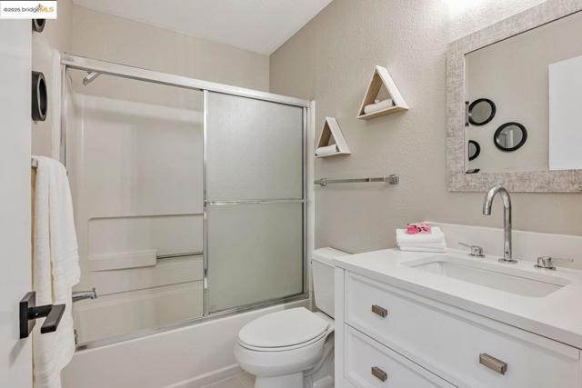 16 Town Sq PL, Oakland CA: https://media.crmls.org/mediaz/af1f8dbd-62f4-47fc-b9b7-95a2cebd11c1.jpg