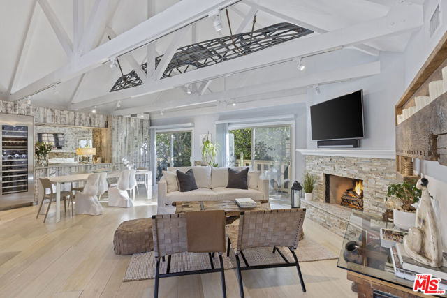 1362 Palisades Beach Road, Santa Monica CA: https://media.crmls.org/mediaz/af1fa246-d43b-4be0-a39f-2ec536bfce0e.jpg