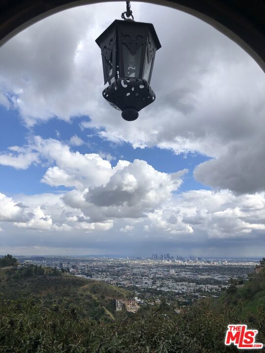 8149 Mannix Drive, Los Angeles CA: https://media.crmls.org/mediaz/af1fac9f-4410-4f20-8ec7-e2ca96172cb5.jpg