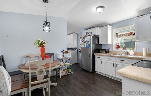 3909 Reche Rd, Fallbrook CA: https://media.crmls.org/mediaz/af2010c5-9775-485b-9d5d-a2b97c7a1bf3.jpg