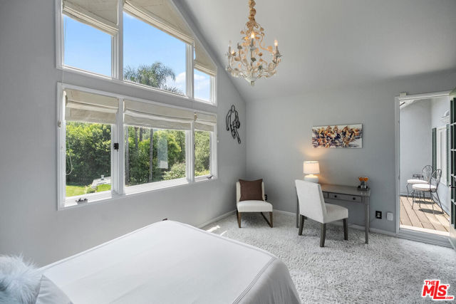 11818 Laurel Hills Road, Studio City CA: https://media.crmls.org/mediaz/af21198c-ea2a-491b-a049-886f926f0519.jpg