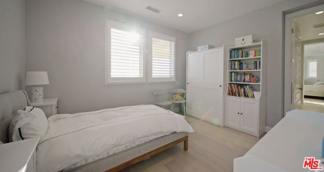 20326 W Liverpool Way, Porter Ranch CA: https://media.crmls.org/mediaz/af216132-2235-4e97-9650-e45f9d9e73ef.jpg