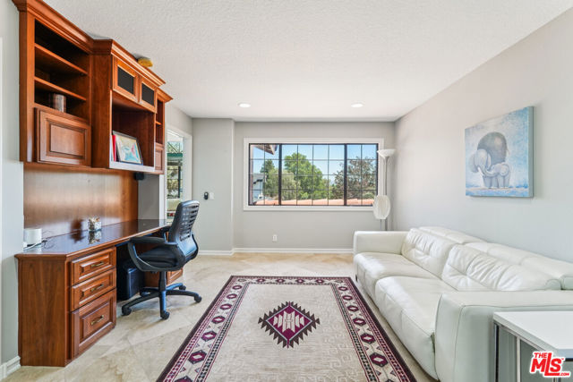 2084 Hopewell Court, Thousand Oaks CA: https://media.crmls.org/mediaz/af21777d-52b8-4247-8e14-36d0a8cc2a69.jpg
