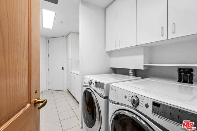 10490 Wilshire Boulevard, Los Angeles CA: https://media.crmls.org/mediaz/af218b8b-fd67-40dc-857b-38b4683554af.jpg