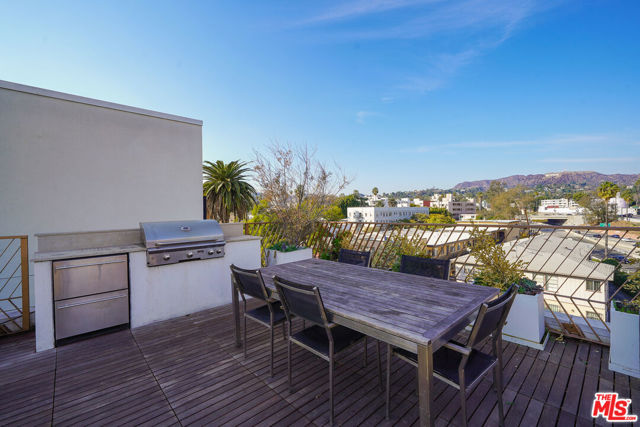 5800 Harold Way, Los Angeles CA: https://media.crmls.org/mediaz/af21d5b2-f3a6-4044-a400-73160bacf18d.jpg