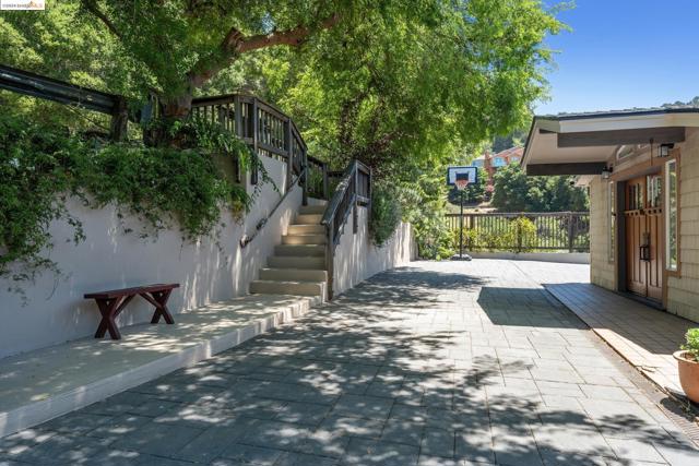 2335 Tunnel Rd, Oakland CA: https://media.crmls.org/mediaz/af2200b0-11be-4799-8903-a282438dd23d.jpg
