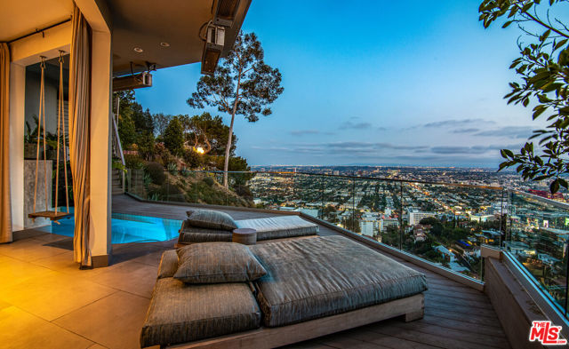8572 Hillside Avenue, Los Angeles CA: https://media.crmls.org/mediaz/af228b9d-8fa7-44b9-aee9-5bf1362f44e5.jpg