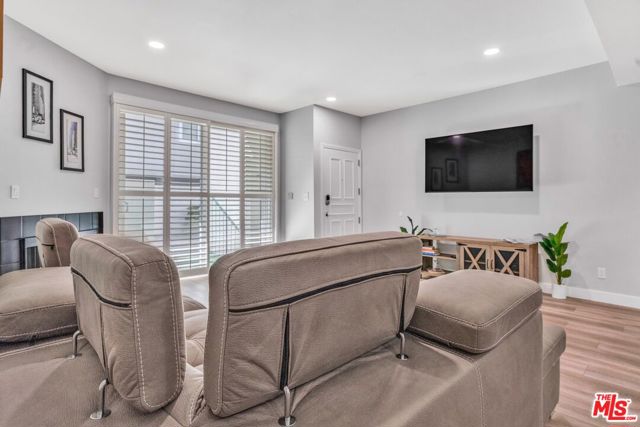 433 E Tamarack Avenue, Inglewood CA: https://media.crmls.org/mediaz/af2433a4-01a9-4529-9b0d-7da722508e2b.jpg