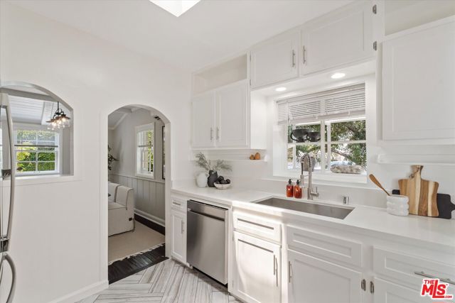 560 N Croft Avenue, West Hollywood CA: https://media.crmls.org/mediaz/af2476f5-a6c1-4805-a133-4fe9787b7e76.jpg
