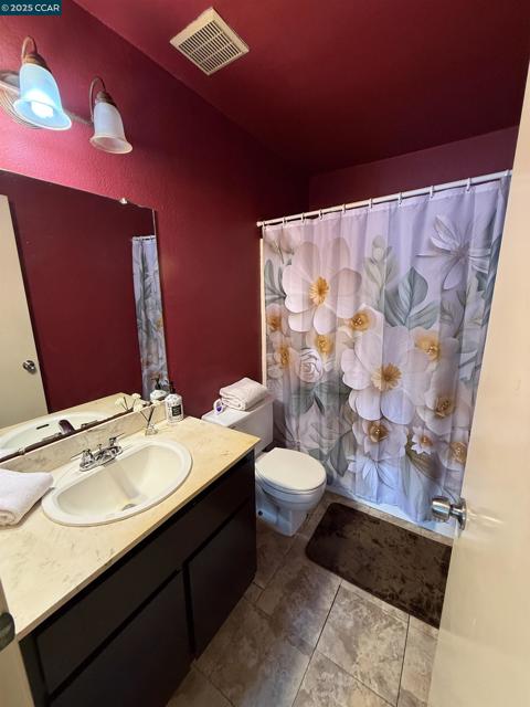 278 6th St, Richmond CA: https://media.crmls.org/mediaz/af25f4b3-8036-43c8-86c7-0bd584c3718f.jpg