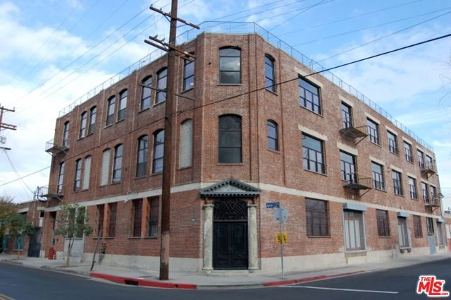 652 Mateo Street, Los Angeles CA: https://media.crmls.org/mediaz/af2621b0-e4d2-4eb8-84a7-39fc833f87f7.jpg