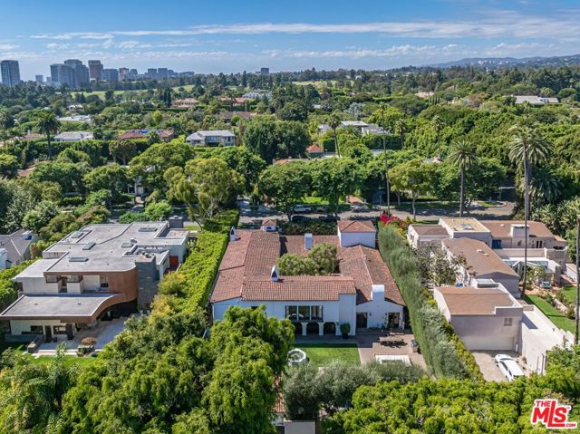 820 N Roxbury Drive, Beverly Hills CA: https://media.crmls.org/mediaz/af263787-0858-4316-9eb8-fd0ccb914338.jpg