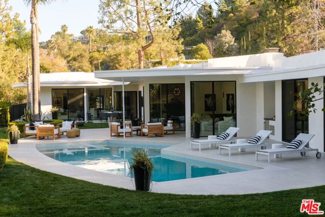 1935 Loma Vista Drive, Beverly Hills CA: https://media.crmls.org/mediaz/af26787a-2ecd-49b6-901e-3193e24178cd.jpg