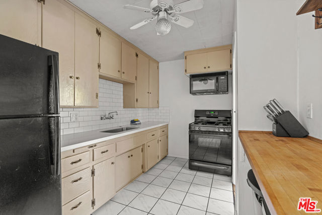 2421 Cloy Avenue, Venice CA: https://media.crmls.org/mediaz/af268c77-6016-44f1-b03a-562849ea33a7.jpg