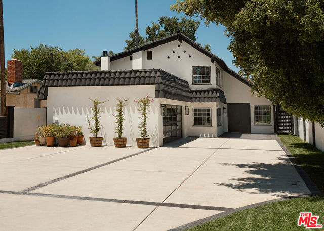5271 Woodlake Avenue, Woodland Hills CA: https://media.crmls.org/mediaz/af26d962-c071-469a-87e1-2a09ffa3c506.jpg
