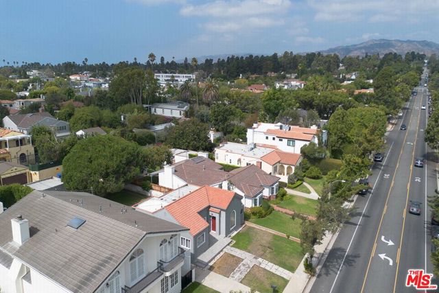 928 26th Street, Santa Monica CA: https://media.crmls.org/mediaz/af272e1a-ef32-4837-89a0-16fb924efa91.jpg
