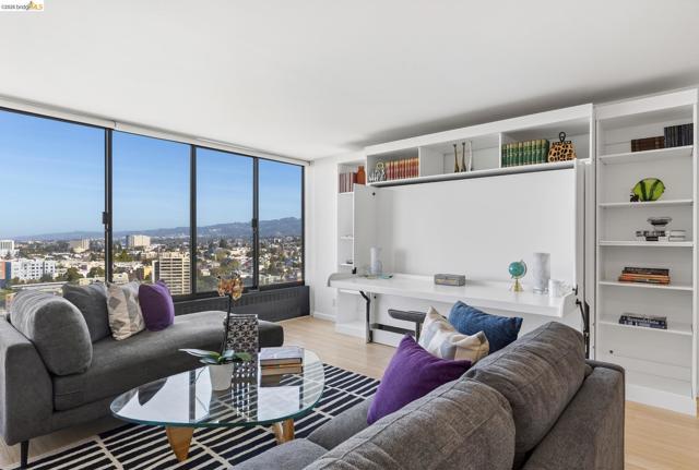 565 Bellevue Ave, Oakland CA: https://media.crmls.org/mediaz/af28d4c2-af31-4c00-acac-e5671419e303.jpg