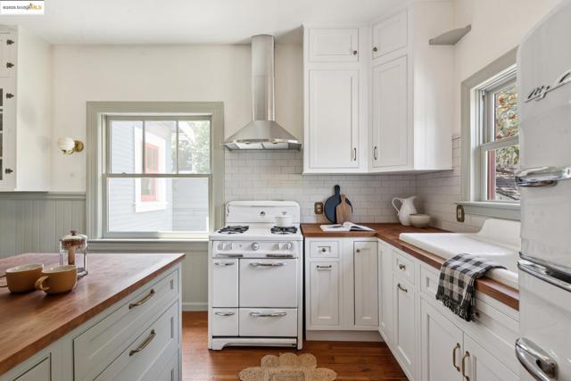 6521 Herzog St, Oakland CA: https://media.crmls.org/mediaz/af28d9a1-ae41-4e82-a44c-d4fb8b6faff9.jpg