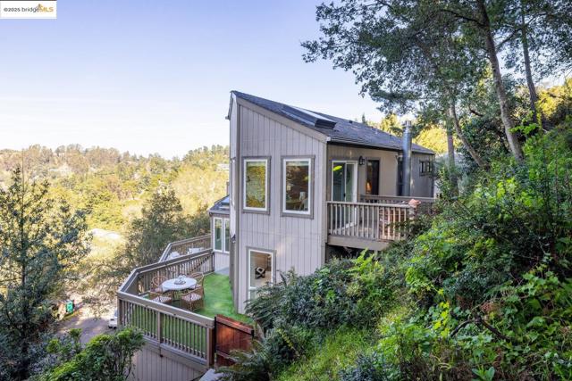 6566 Chelton Dr, Oakland CA: https://media.crmls.org/mediaz/af28fd53-c956-4e3b-b857-040c6aef657d.jpg
