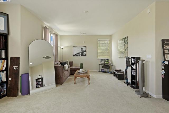 247 N Menlo Park Ct, Mountain House CA: https://media.crmls.org/mediaz/af296723-2205-443c-9330-b859c133f231.jpg
