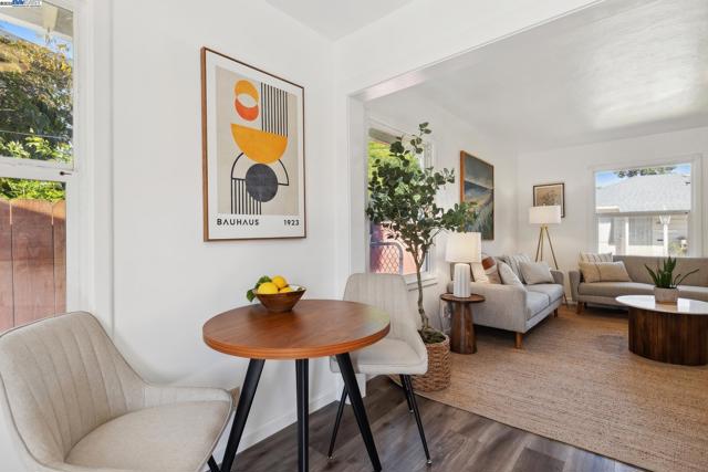 108 Cypress St, Alameda CA: https://media.crmls.org/mediaz/af2b642e-5c0e-4e0f-a241-bf3c603844ab.jpg