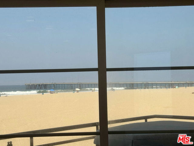 3505 Ocean Front Walk, Marina del Rey CA: https://media.crmls.org/mediaz/af2cae4d-75a8-4388-a146-fc0aeebb4de5.jpg