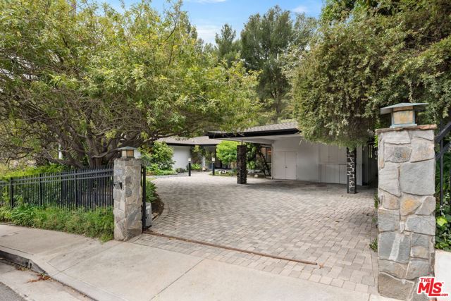 8630 Allenwood Road, Los Angeles CA: https://media.crmls.org/mediaz/af30ed8f-45a9-4de7-a640-30a8b97f3983.jpg