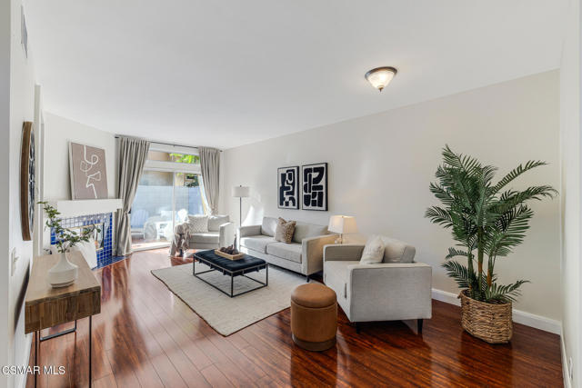 4153 Brookcrest Court, Moorpark CA: https://media.crmls.org/mediaz/af311822-a164-474e-a103-f250b60a24cb.jpg