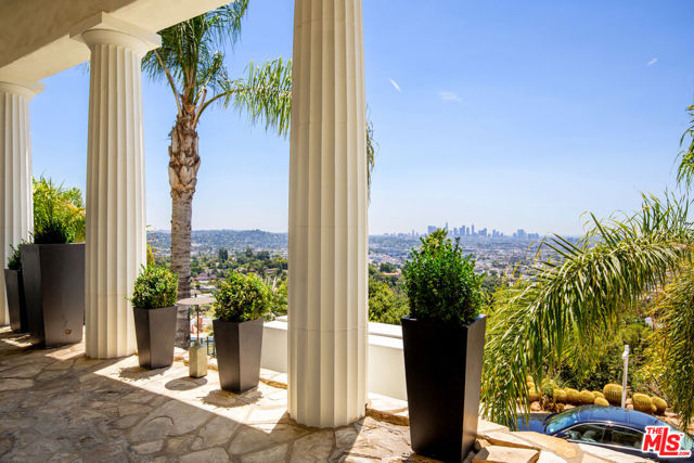 2249 Mountain Oak Drive, Los Angeles CA: https://media.crmls.org/mediaz/af31b6b1-b8b5-4bbc-98b3-7aed42af91d1.jpg
