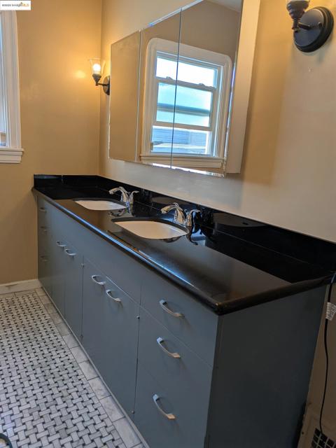 4211 Market St, Oakland CA: https://media.crmls.org/mediaz/af31bfc8-71da-4d6c-8539-8b0f3247b935.jpg