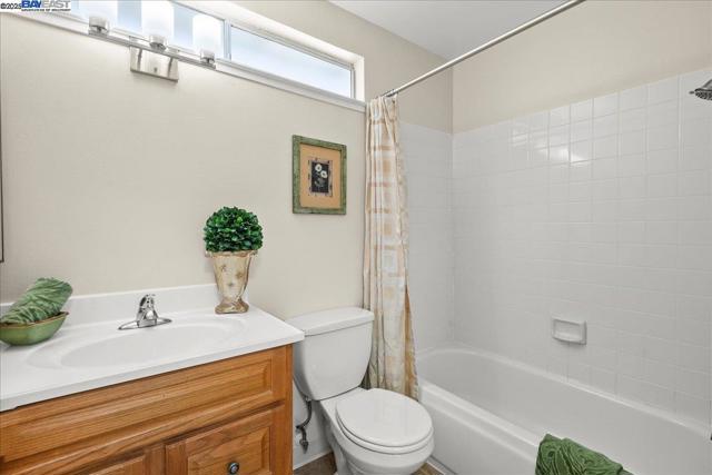 4848 Nadine Ct, Union City CA: https://media.crmls.org/mediaz/af3532c2-ec3a-4ade-9ec1-e21cc067696b.jpg