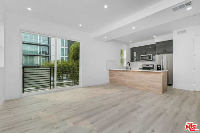 522 N Wilton Place, Los Angeles CA: https://media.crmls.org/mediaz/af36fac5-3c1d-4613-9638-e9be5702ba98.jpg
