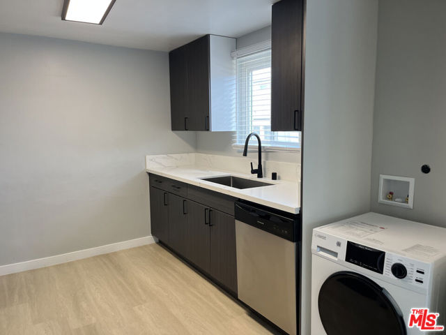 101 Catamaran (#3,4,5,6) Street, Marina del Rey CA: https://media.crmls.org/mediaz/af37c733-b2e1-4177-965d-1e2468c549c7.jpg