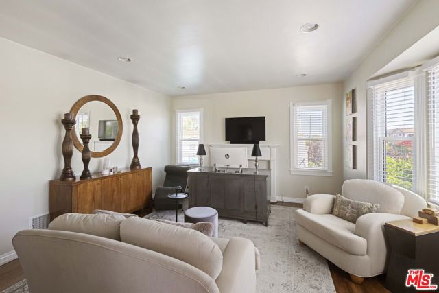 1569 S Orange Grove Avenue, Los Angeles CA: https://media.crmls.org/mediaz/af38e2c2-1314-448e-8149-df234ab00dde.jpg