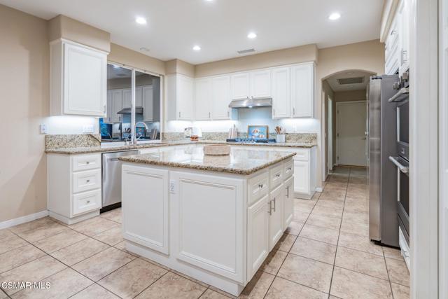 535 Winncastle Street, Simi Valley CA: https://media.crmls.org/mediaz/af3a2760-af3b-45f1-9d0a-0cc7981aa6ee.jpg