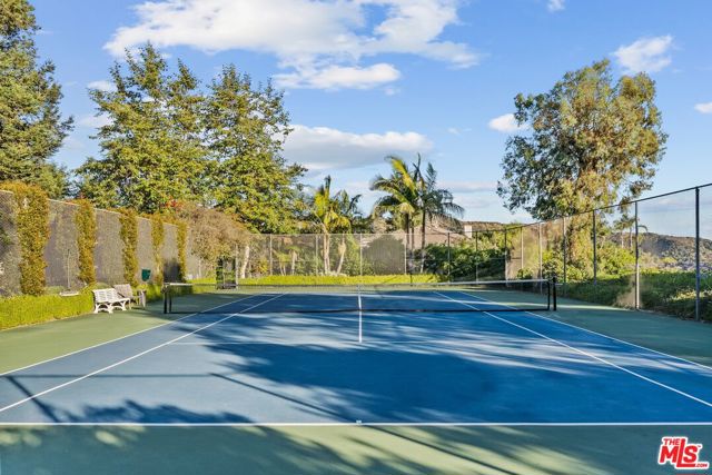2596 Wallingford Drive, Beverly Hills CA: https://media.crmls.org/mediaz/af3a7348-fd13-4be1-bd6c-f16c2de3ea88.jpg