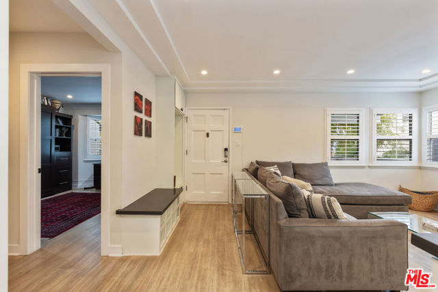 3839 Marcasel Avenue, Los Angeles CA: https://media.crmls.org/mediaz/af3aba59-0cf0-448e-bb53-64aca3566bf1.jpg