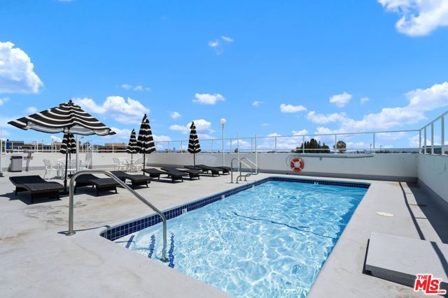 9950 Durant Drive, Beverly Hills CA: https://media.crmls.org/mediaz/af3b5273-90ef-4621-ba4b-51d6a7cd7fe2.jpg