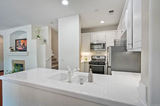4049 Peninsula Drive, Carlsbad CA: https://media.crmls.org/mediaz/af3c11cb-6bf7-44d2-8391-31a28e68127f.jpg