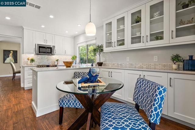 2155 Cactus Ct, Walnut Creek CA: https://media.crmls.org/mediaz/af3d3496-153b-4443-a141-632ed81052d0.jpg