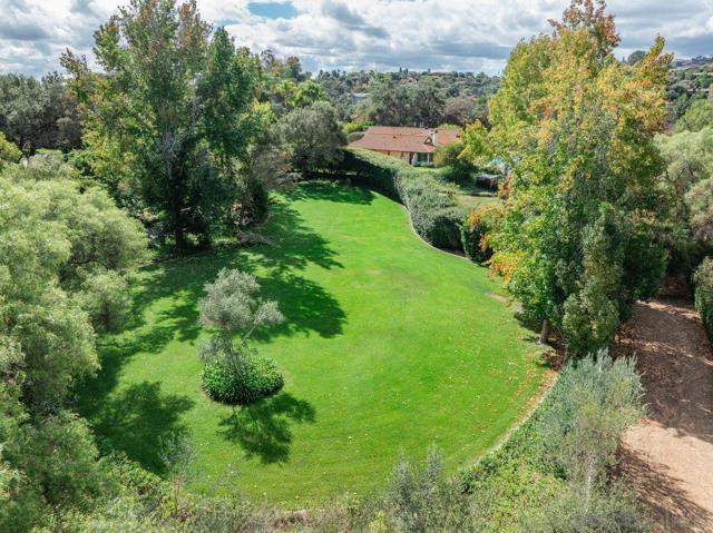 11 Country Glen Rd, Fallbrook CA: https://media.crmls.org/mediaz/af3d5590-e7b8-4cae-bd1b-da4f34323570.jpg
