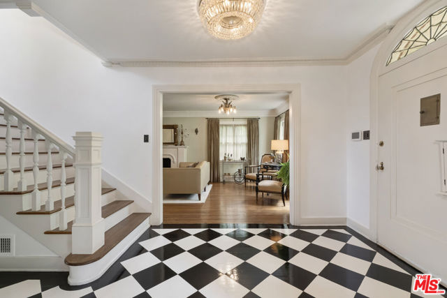 232 N Arden Boulevard, Los Angeles CA: https://media.crmls.org/mediaz/af3d91c9-01e3-446b-af92-01f6402ea9f4.jpg
