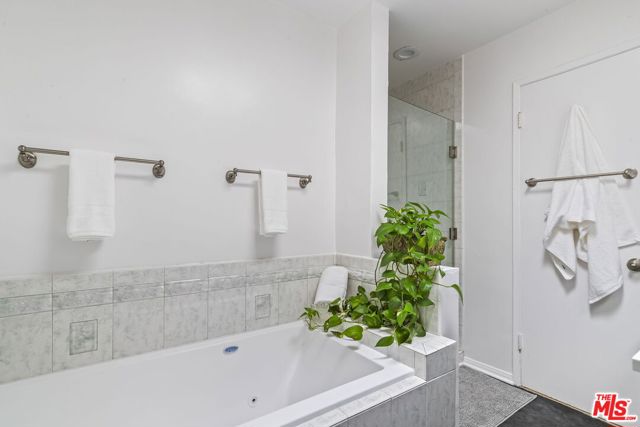 4553 Don Ricardo Drive, Los Angeles CA: https://media.crmls.org/mediaz/af3da091-a868-4e66-9fe6-0ca91b6f82b6.jpg