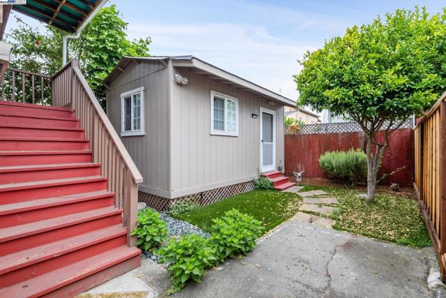 545 Central Ave, Alameda CA: https://media.crmls.org/mediaz/af3dad0b-5ede-4966-9966-e421212a22b3.jpg