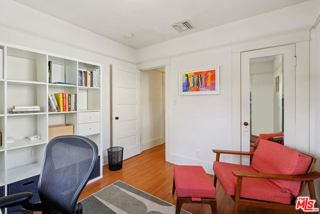 813 Crestmoore Place, Venice CA: https://media.crmls.org/mediaz/af3ebe14-ad16-462f-a531-2d38affd768b.jpg