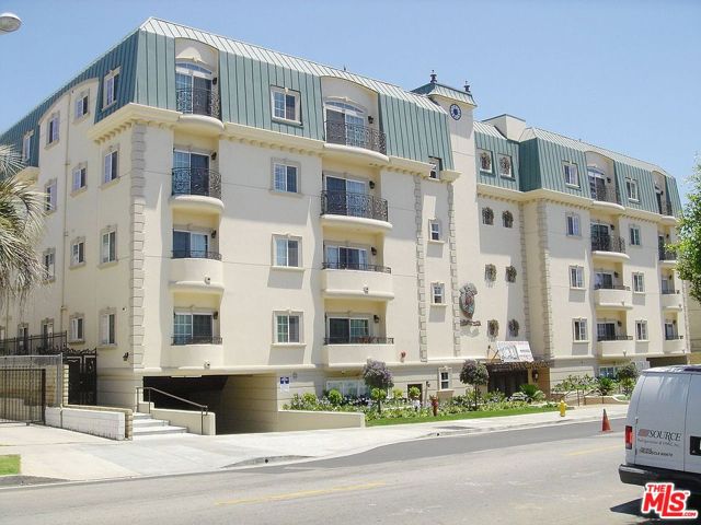 722 S Oxford Avenue, Los Angeles CA: https://media.crmls.org/mediaz/af3fb1e5-0be5-4ae9-a212-14c8a70db880.jpg