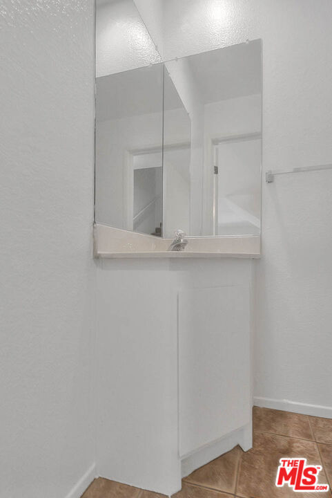 8741 Darby Avenue, Northridge CA: https://media.crmls.org/mediaz/af40f0cd-bf22-43f4-87c8-179f5a6781e7.jpg
