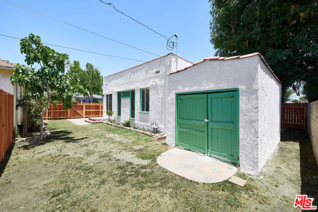 3653 Falcon Avenue, Long Beach CA: https://media.crmls.org/mediaz/af410011-1dc3-4d49-800b-884785ae6610.jpg